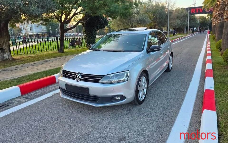 2012' Volkswagen Jetta photo #2