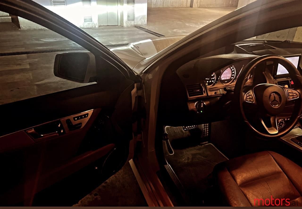 2010' Mercedes-Benz 300 photo #4