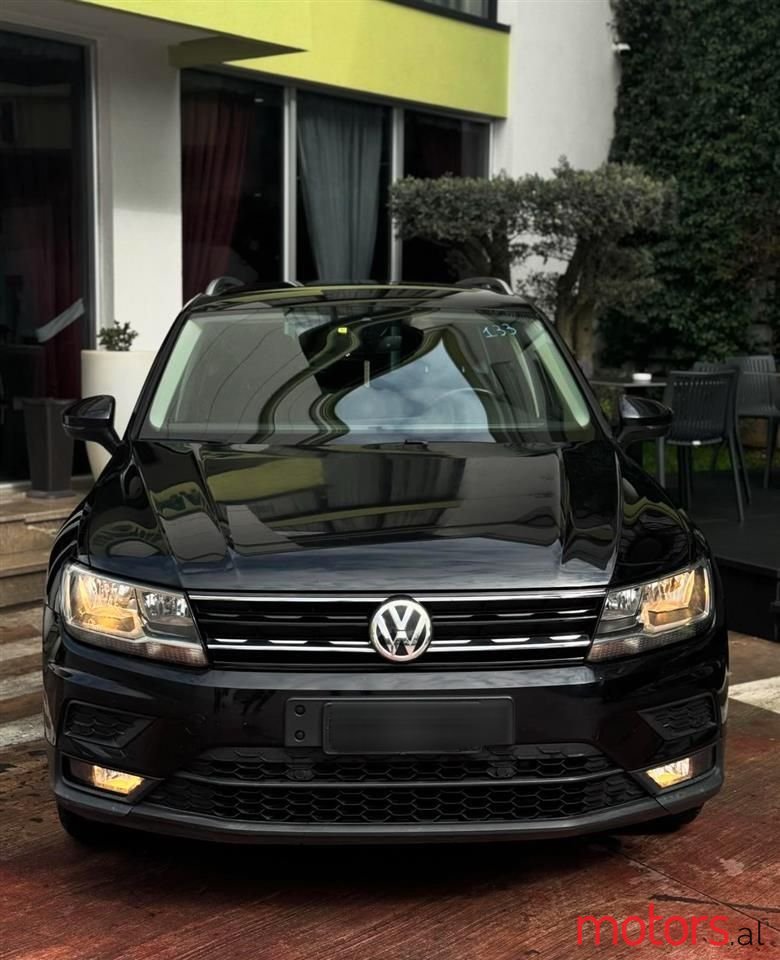 2019' Volkswagen Tiguan photo #6