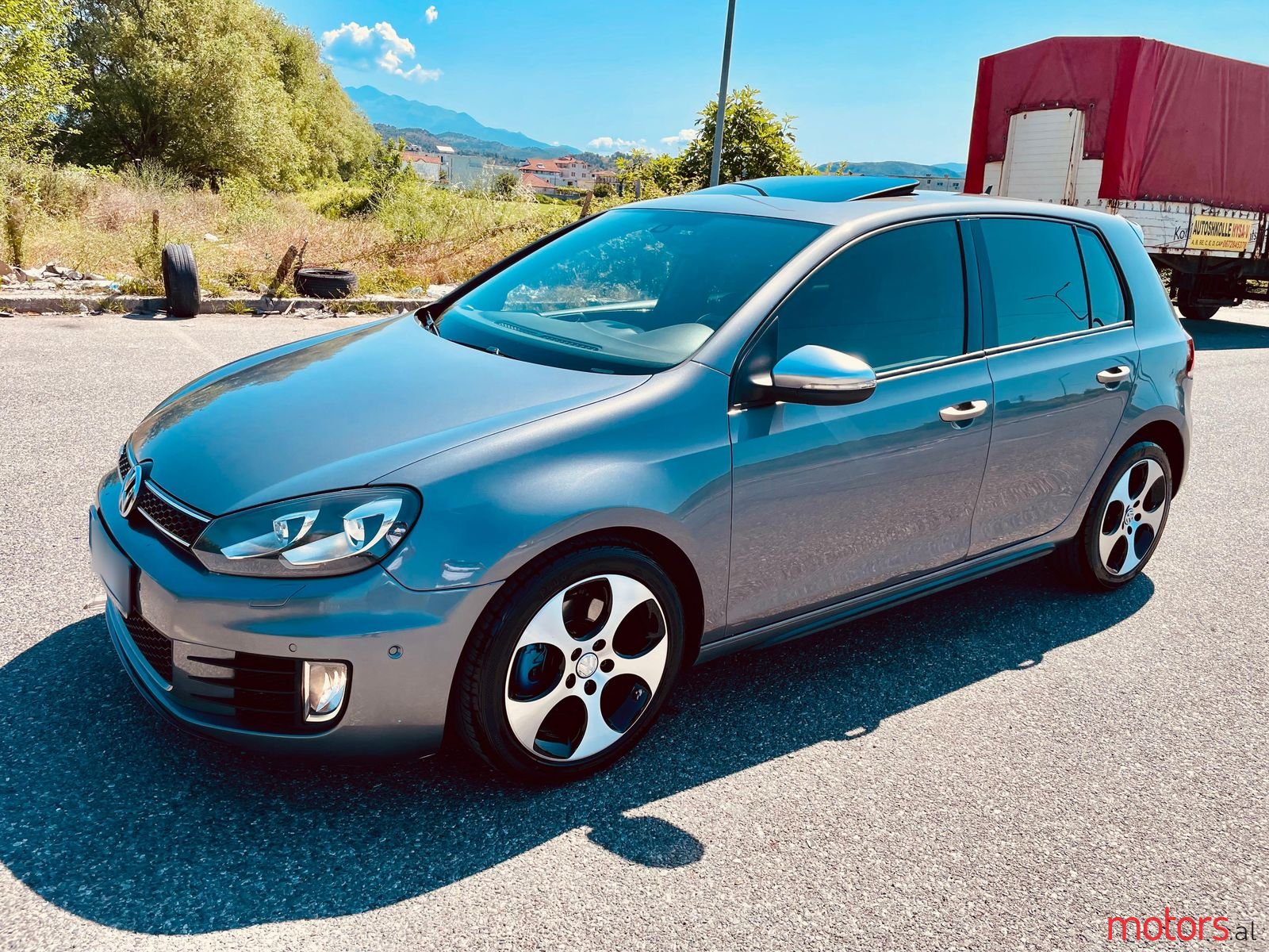 2010' Volkswagen Golf photo #1