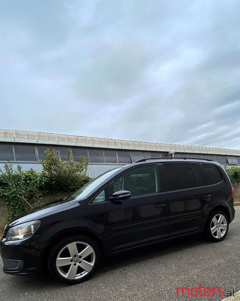 2011' Volkswagen Touran photo #2