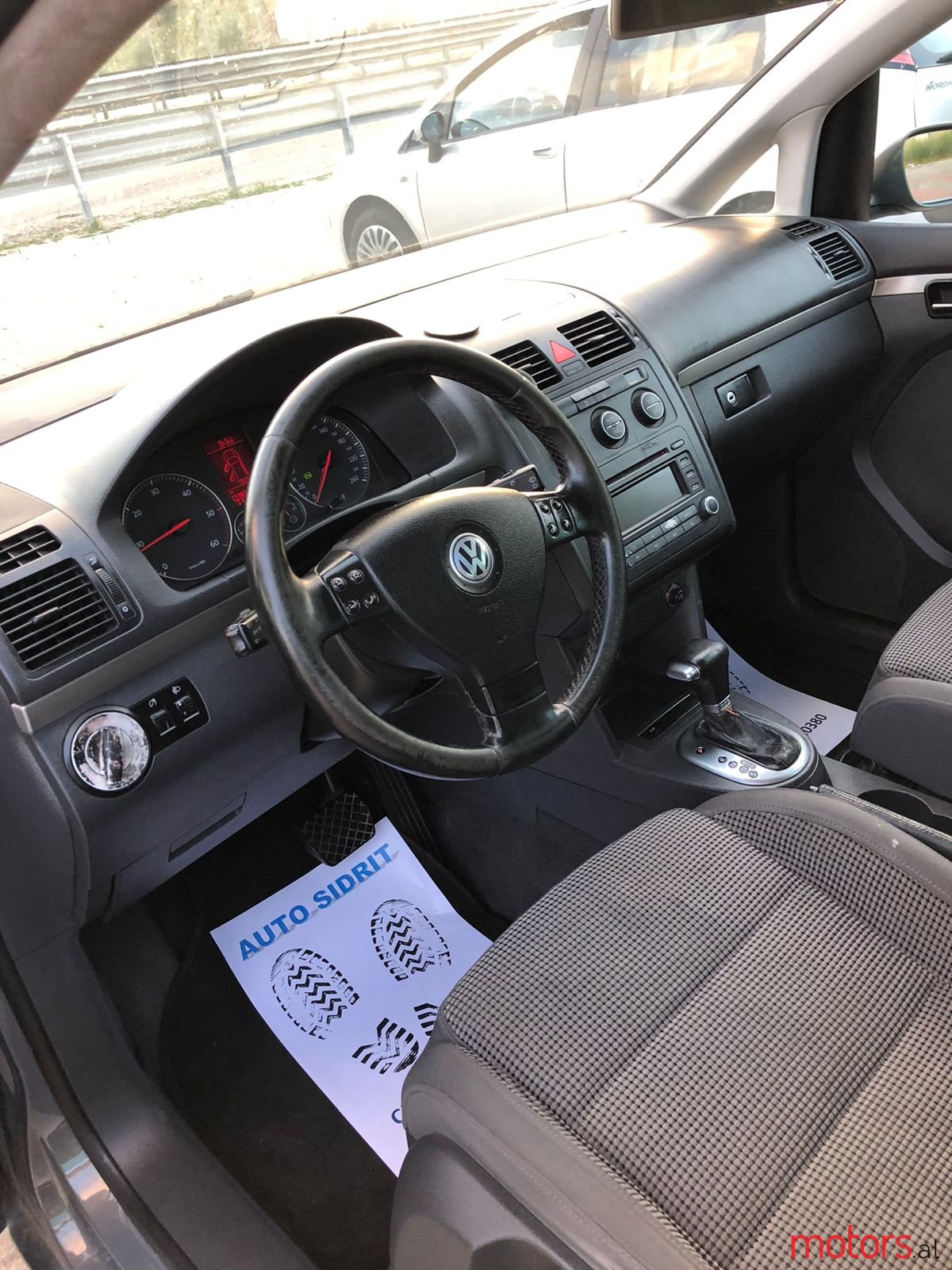 2006' Volkswagen Touran photo #5