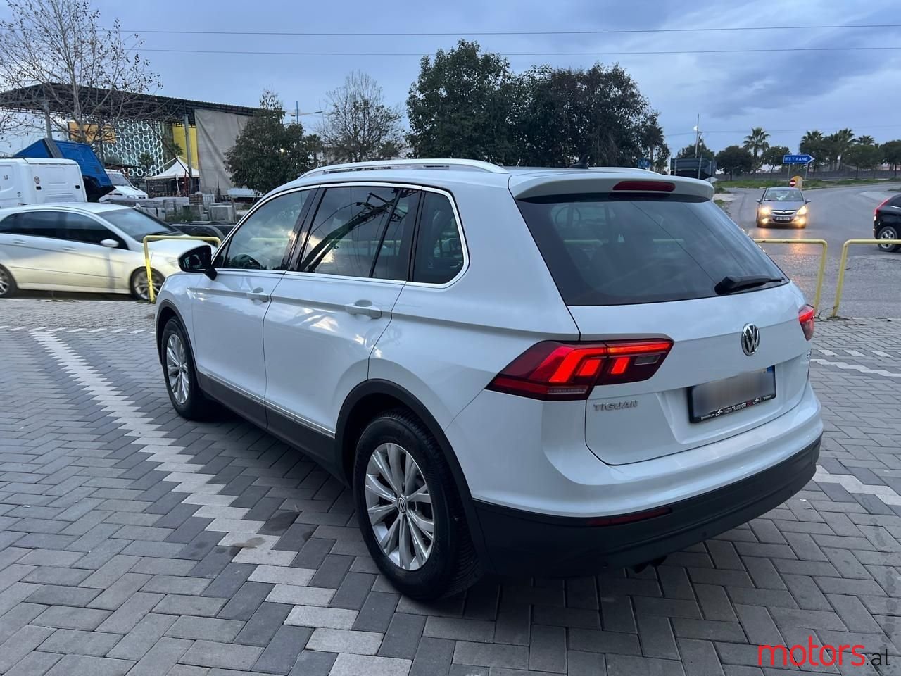 2017' Volkswagen Tiguan photo #5