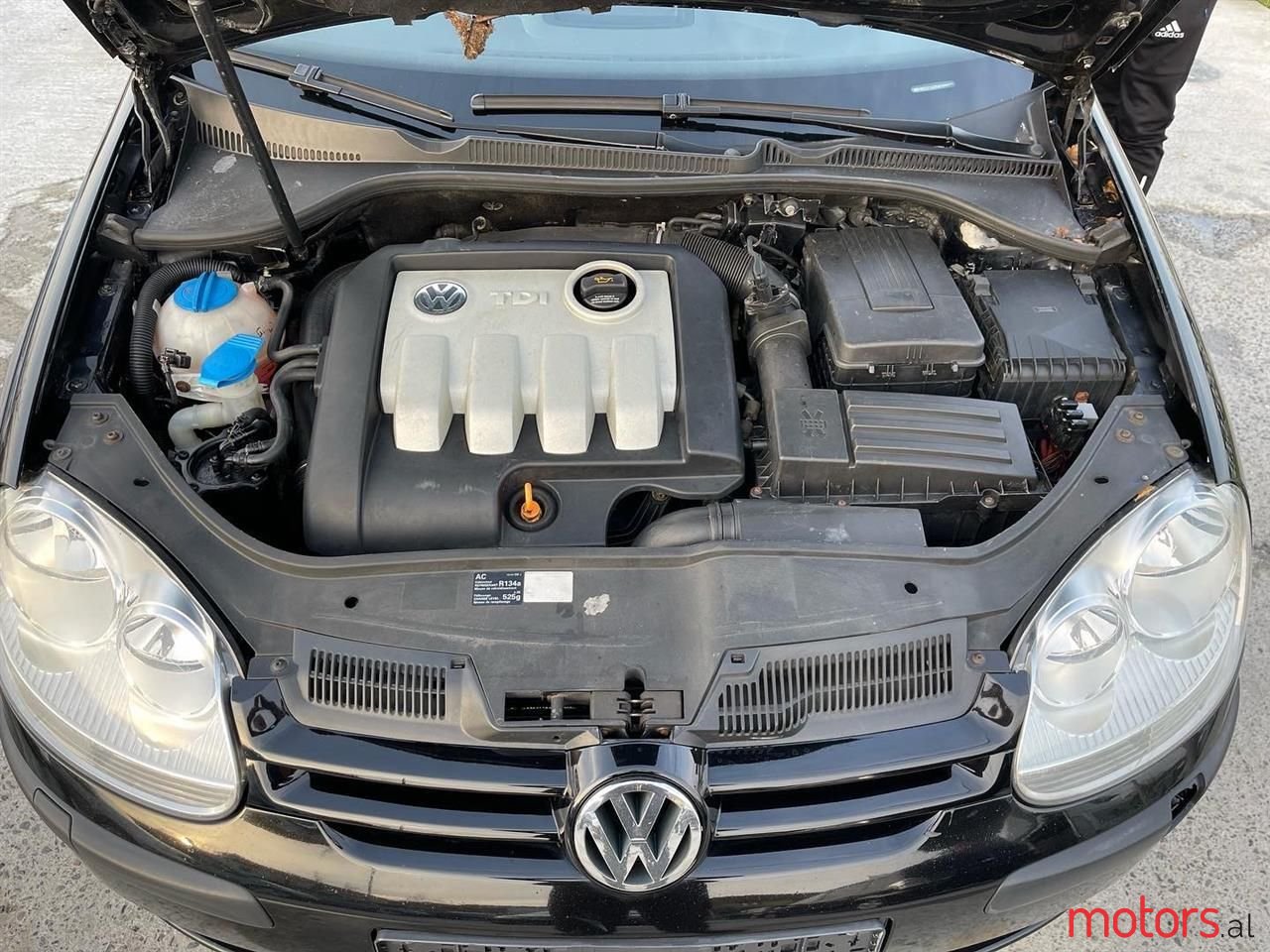 2004' Volkswagen Golf photo #2