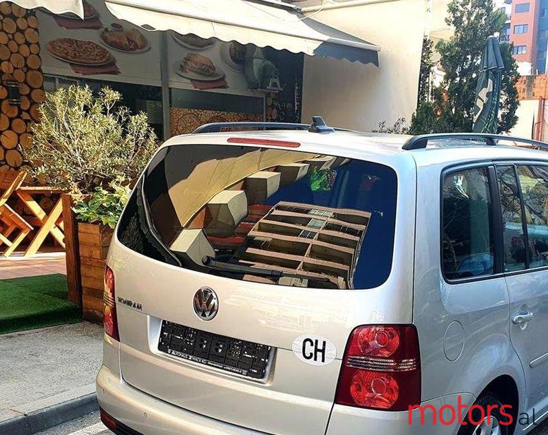 2010' Volkswagen Touran photo #3