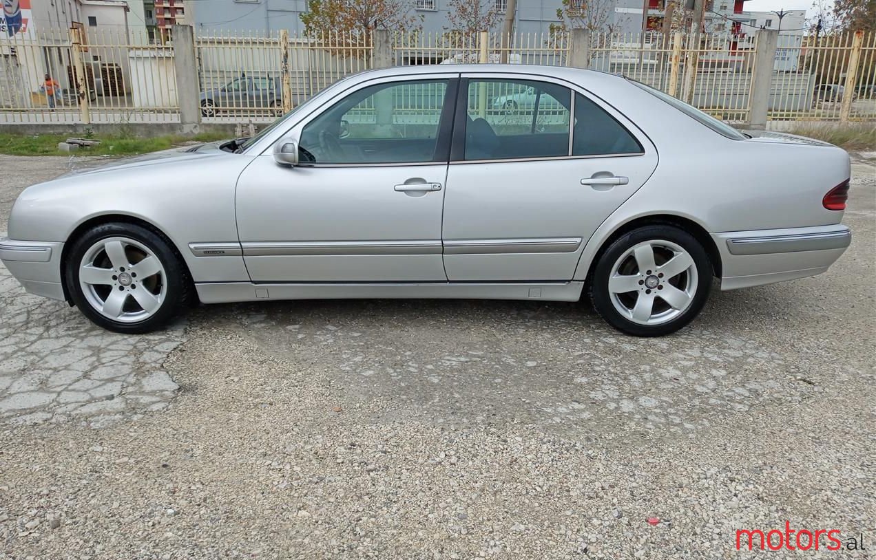 2001' Mercedes-Benz E 220 photo #1