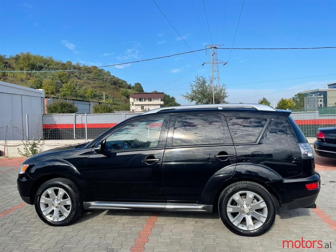 2010' Mitsubishi Outlander photo #2