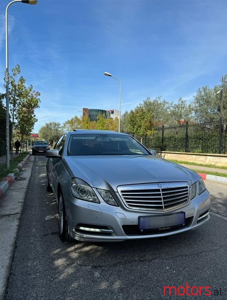 2011' Mercedes-Benz E 300 photo #4