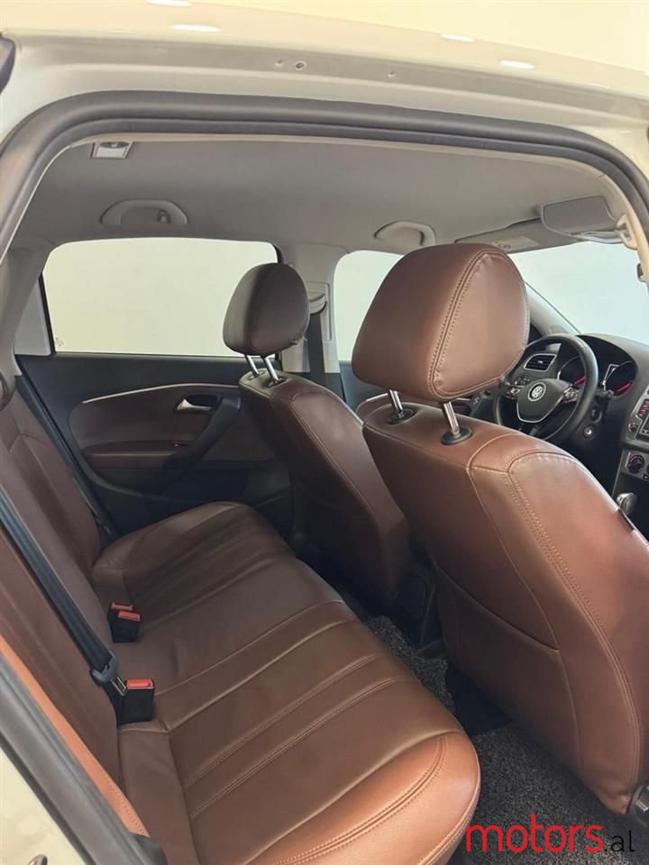 2015' Volkswagen Polo photo #6