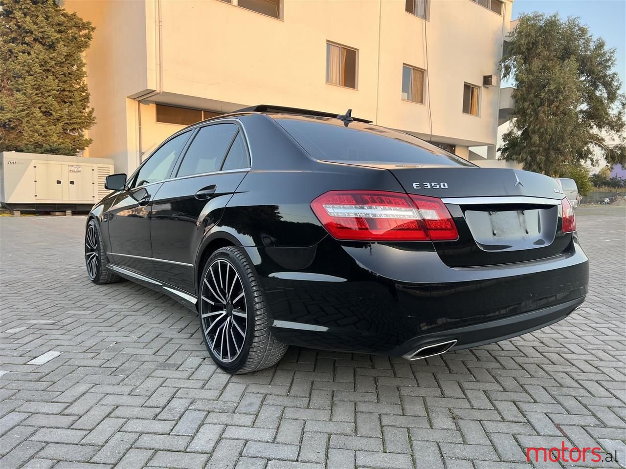 2011' Mercedes-Benz E 350 photo #3