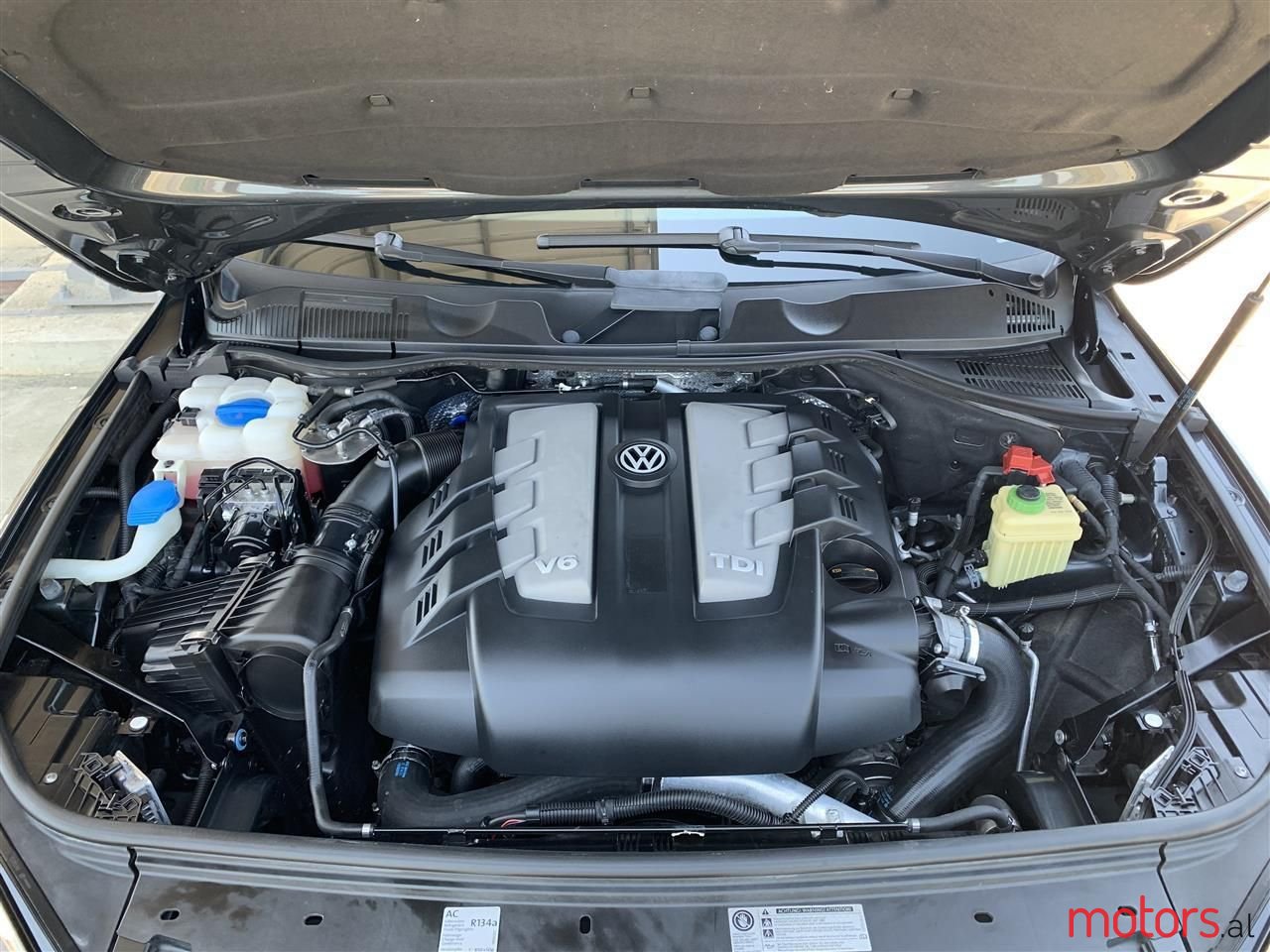 2012' Volkswagen Touareg photo #2