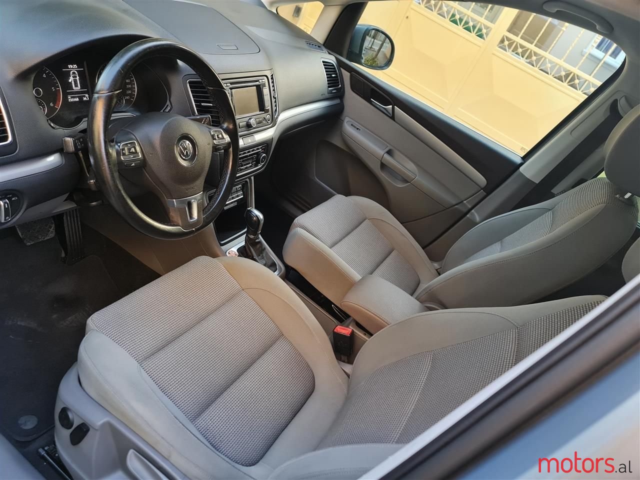 2011' Volkswagen Sharan photo #2