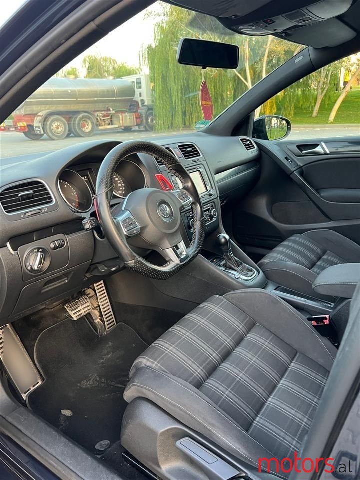 2010' Volkswagen Golf photo #2