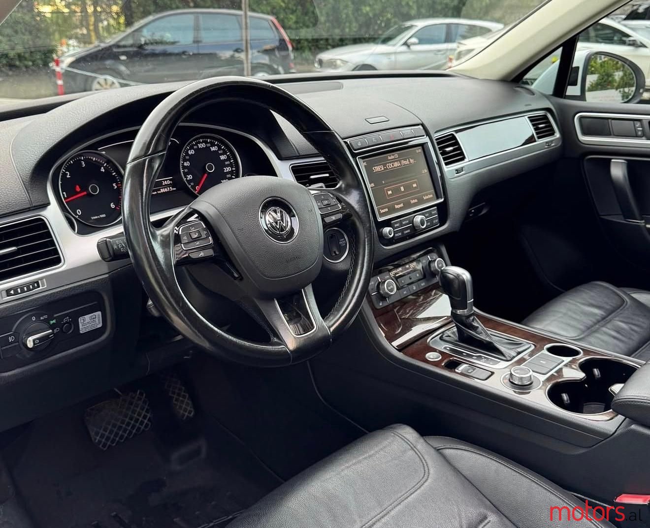 2016' Volkswagen Touareg photo #2