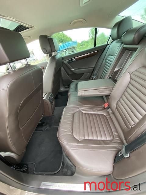 2011' Volkswagen Passat photo #3