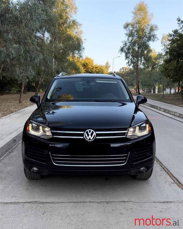 2013' Volkswagen Touareg photo #3