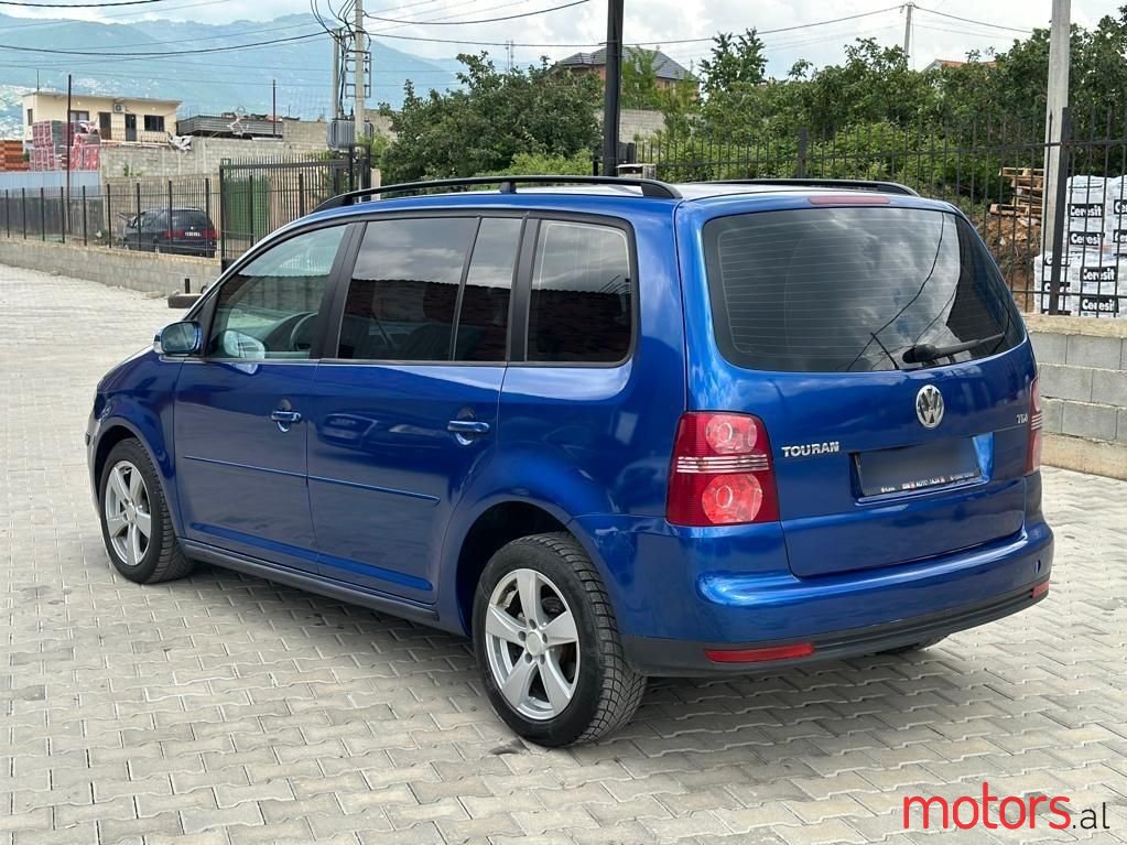 2008' Volkswagen Touran photo #6