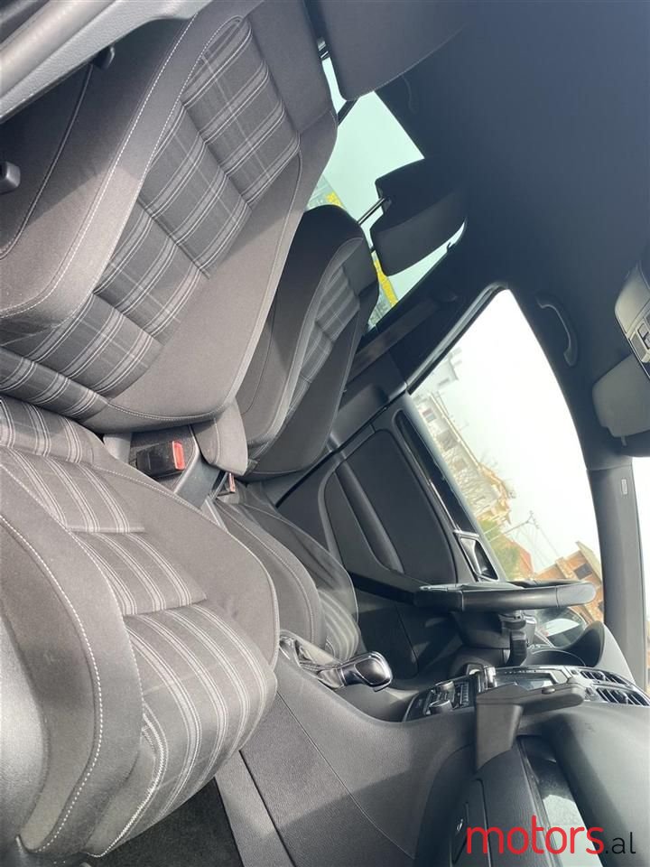 2011' Volkswagen Golf photo #4