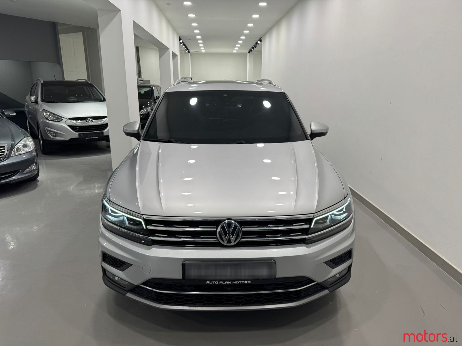 2018' Volkswagen Tiguan photo #2