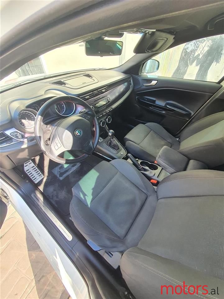 2012' Alfa Romeo Giulietta photo #4