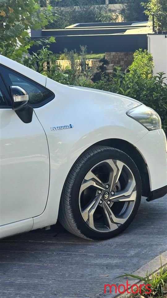 2011' Toyota Auris photo #2