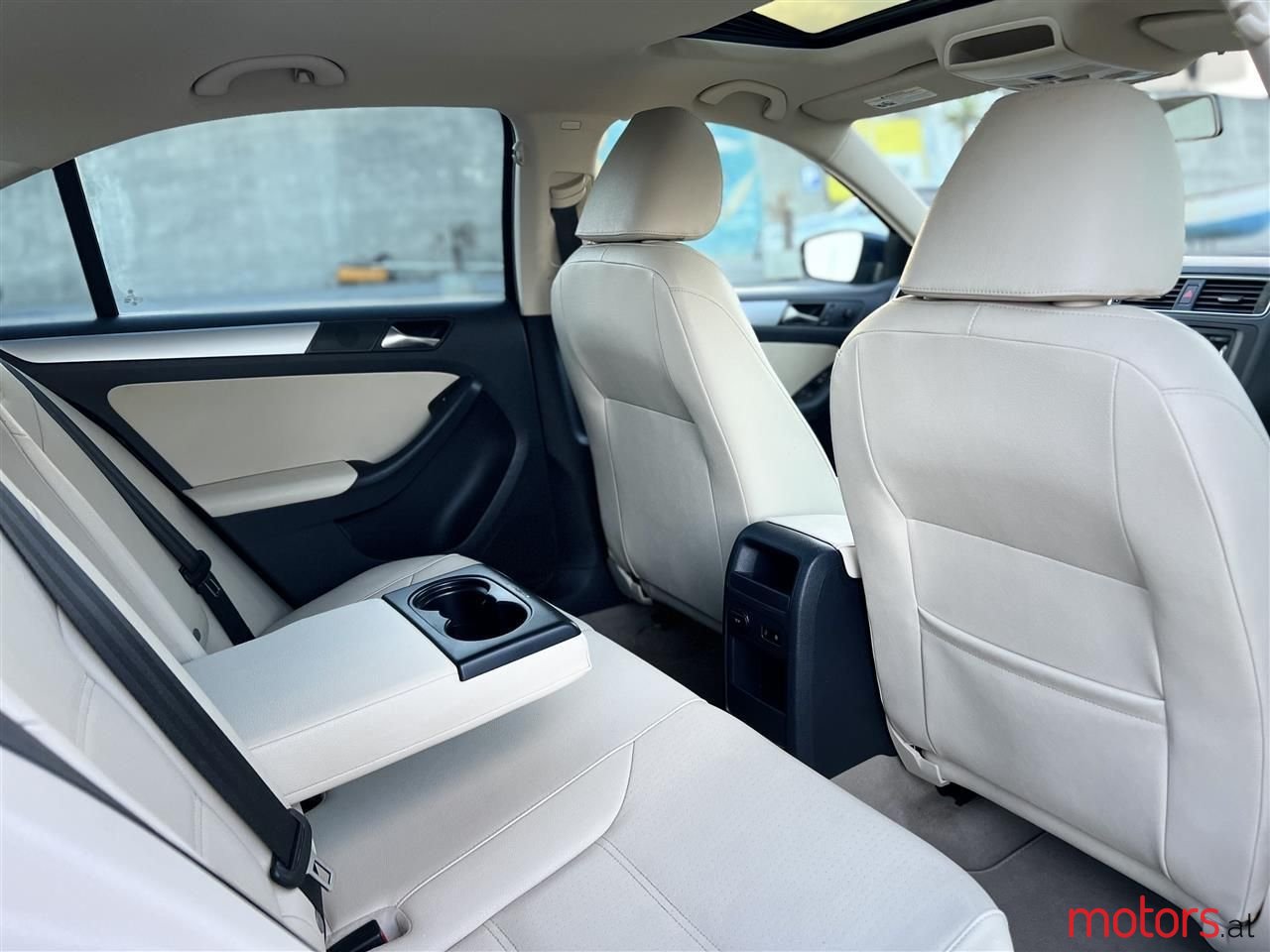 2011' Volkswagen Jetta photo #3