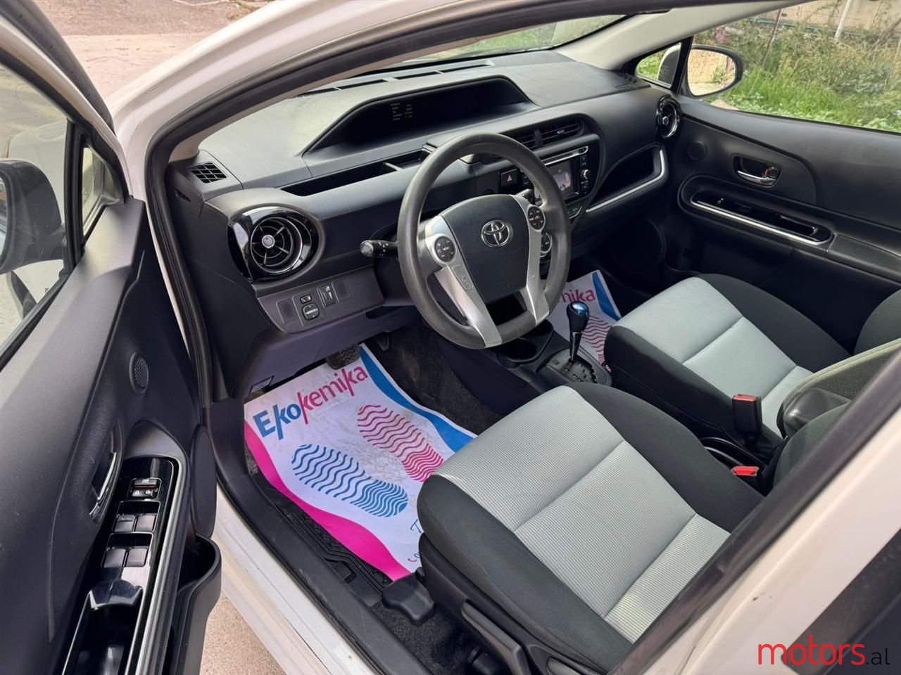 2015' Toyota Prius photo #5