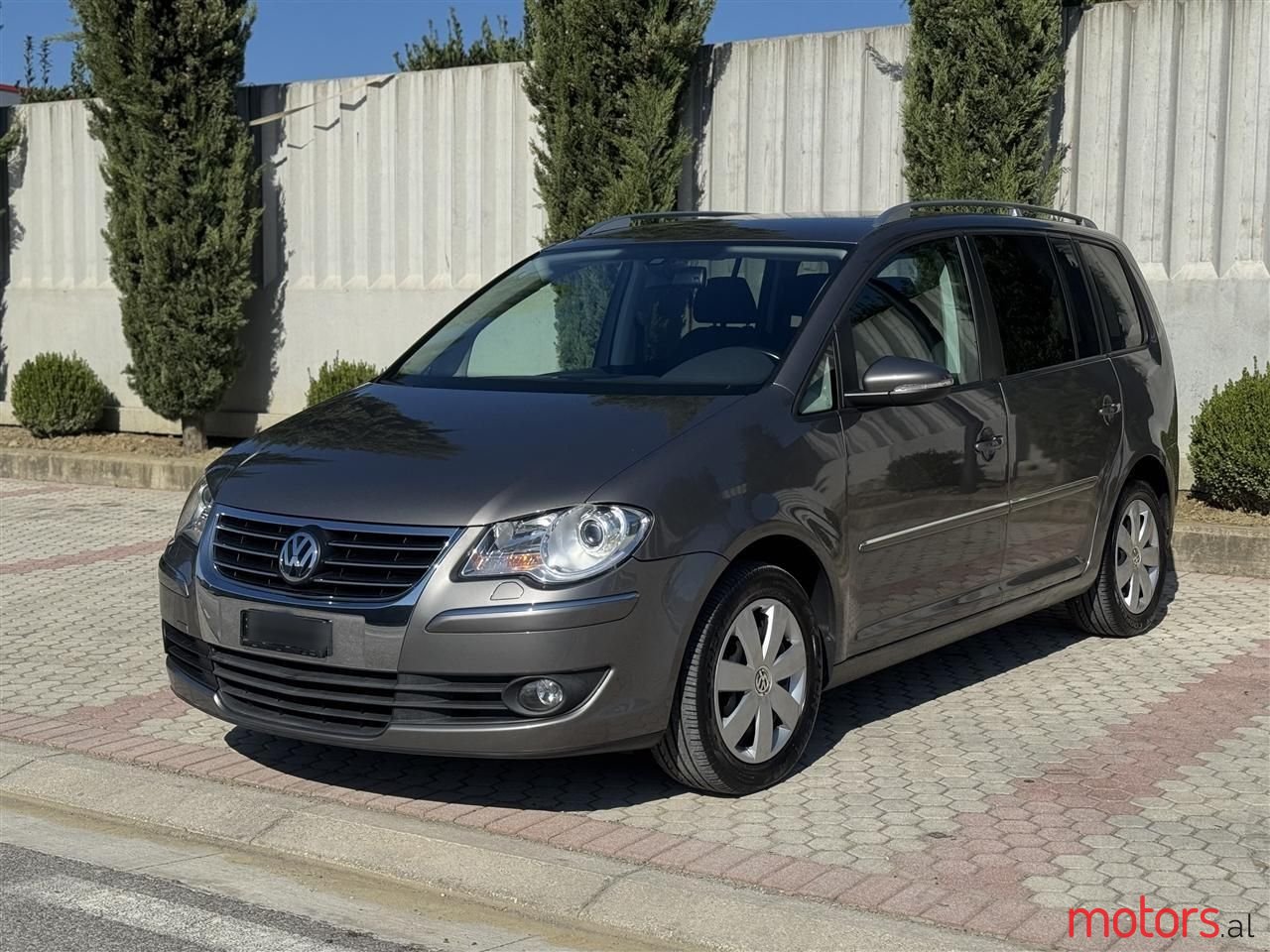 2010' Volkswagen Touran photo #1