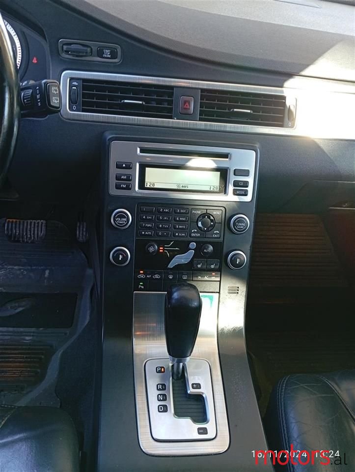 2010' Volvo V70 photo #5