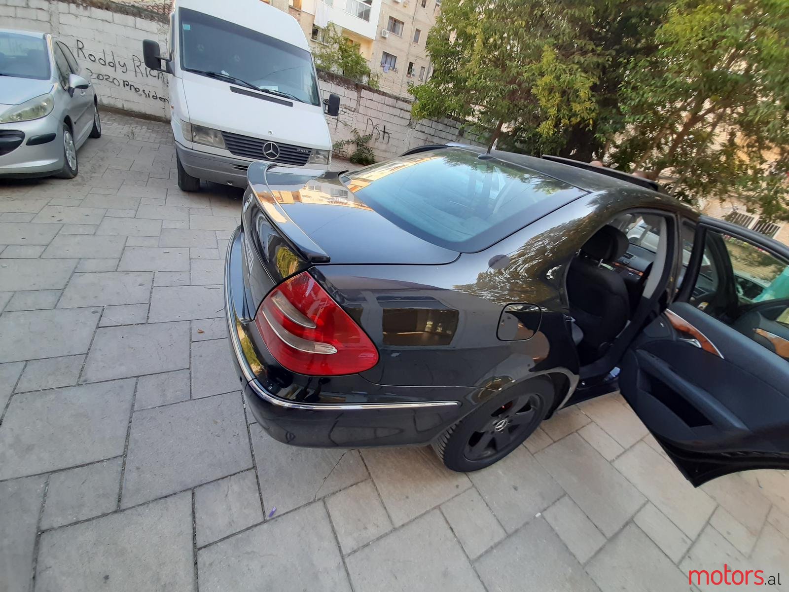 2005' Mercedes-Benz E-Class 220 photo #1