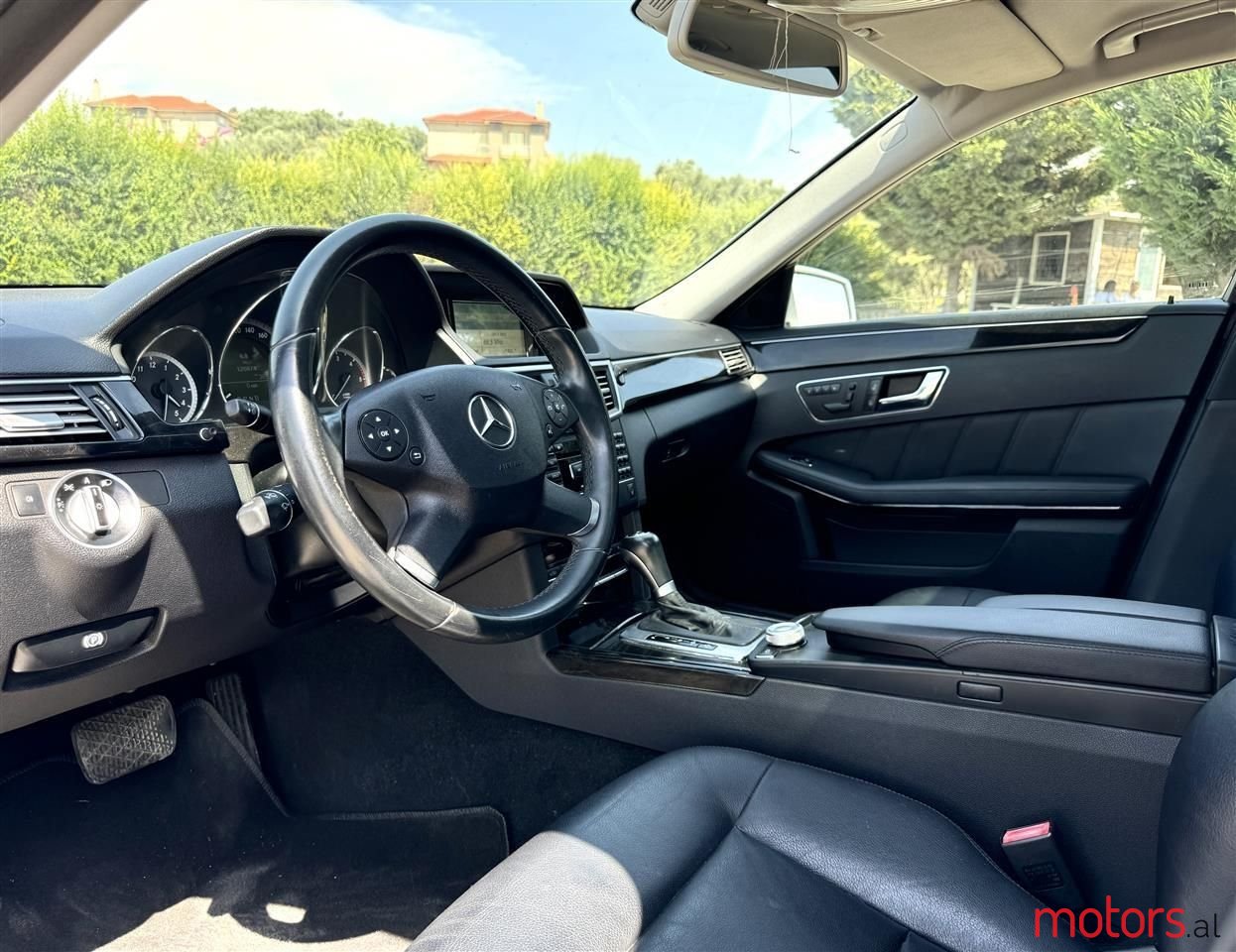 2011' Mercedes-Benz E 220 photo #3