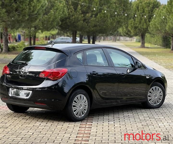 2012' Opel Astra photo #5