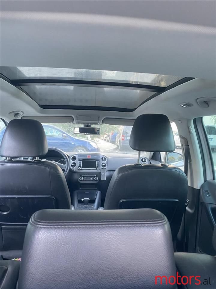 2011' Volkswagen Tiguan photo #5