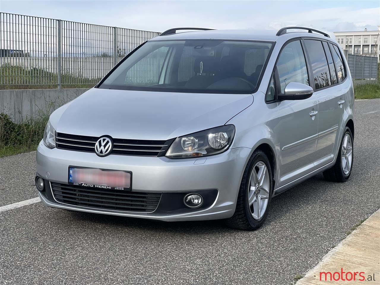 2011' Volkswagen Touran photo #1