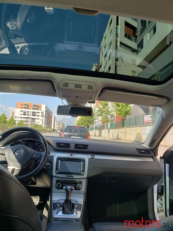 2011' Volkswagen Passat photo #4