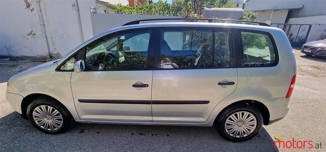 2004' Volkswagen Touran photo #4