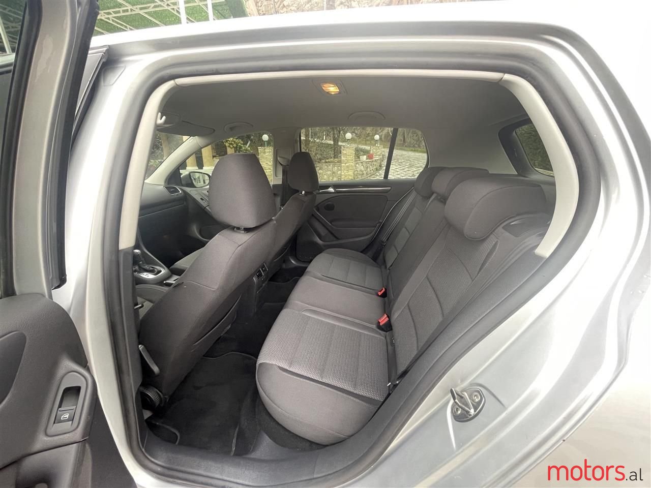 2011' Volkswagen Golf photo #5