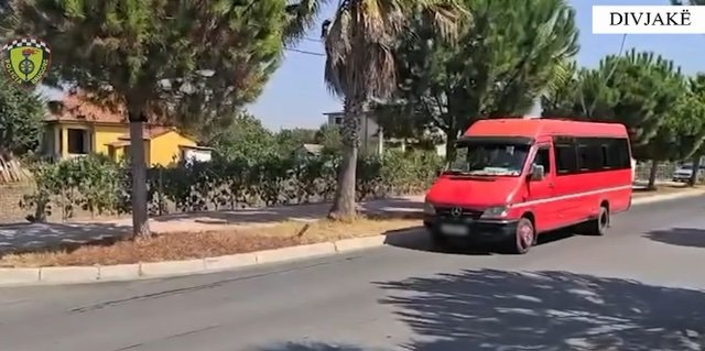 Drejtonte furgonin me telefon në dorë/ Gjobë shoferit në Divjakë, i hiqet leja e qarkullimit