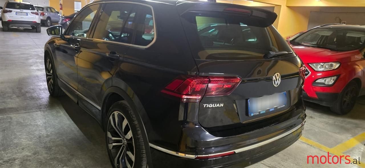 2020' Volkswagen Tiguan photo #1