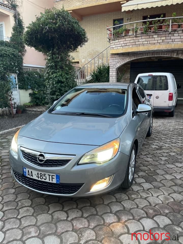 2010' Opel Astra photo #1