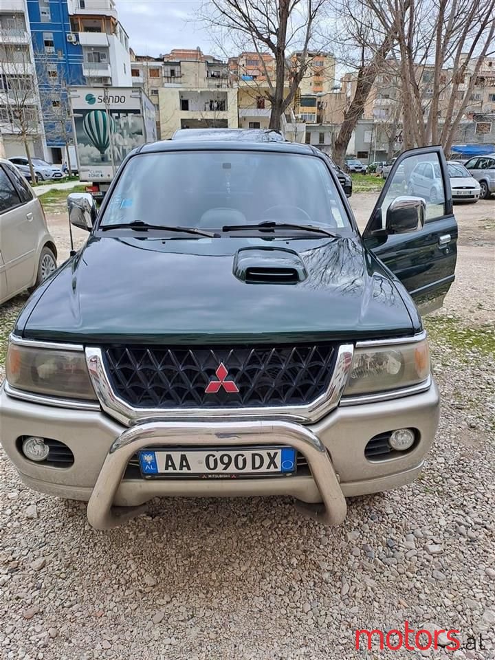 2002' Mitsubishi Pajero photo #1