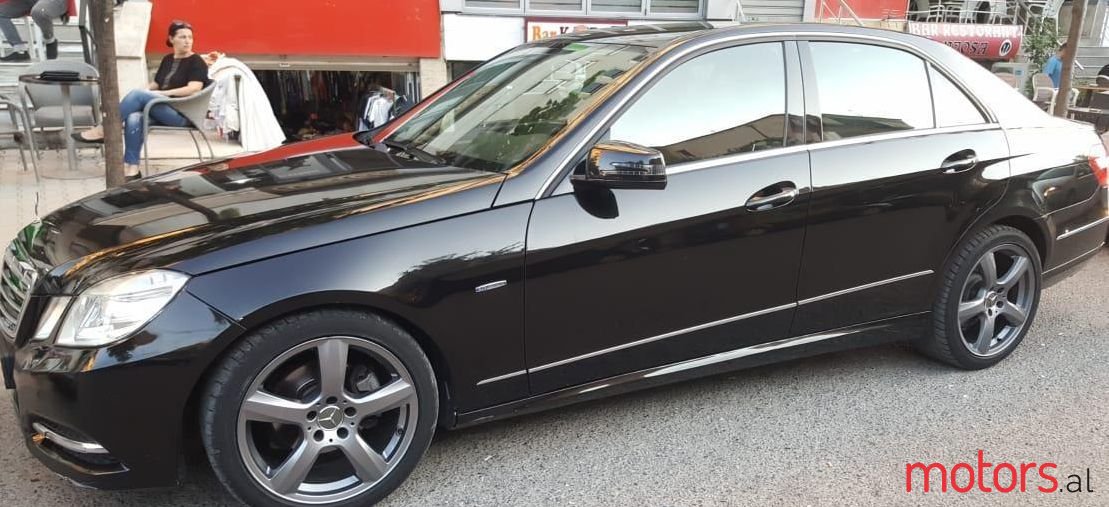 2011' Mercedes-Benz E 200 photo #1