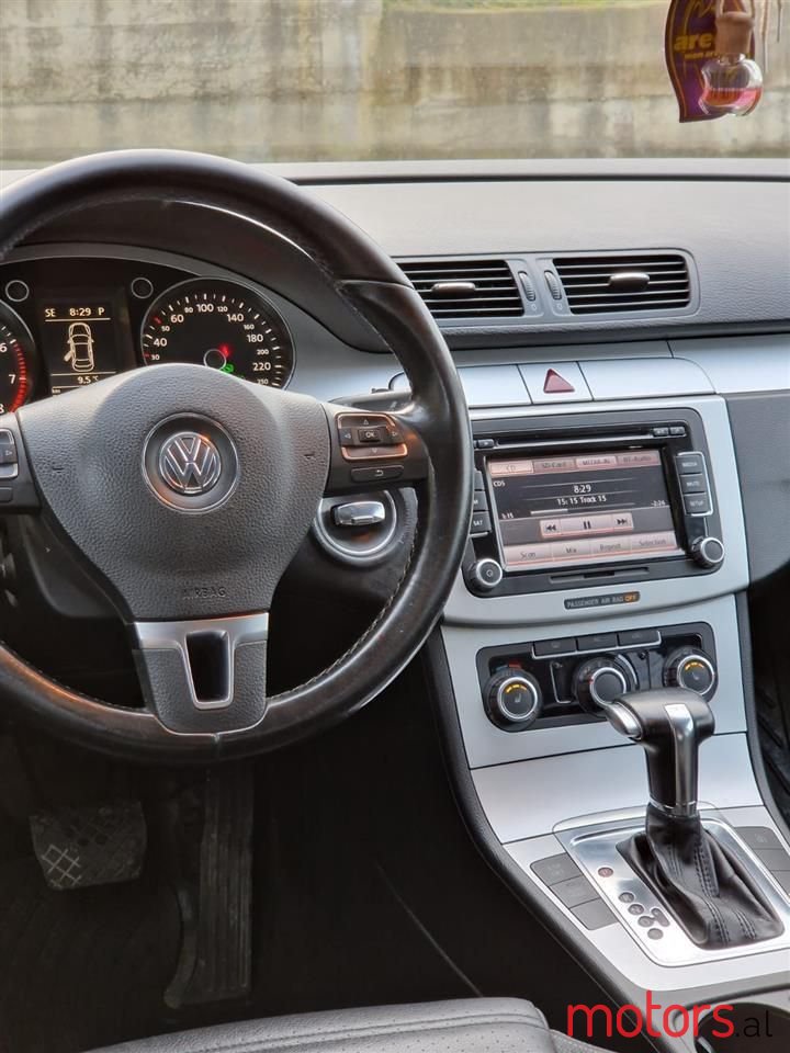 2010' Volkswagen Passat photo #6
