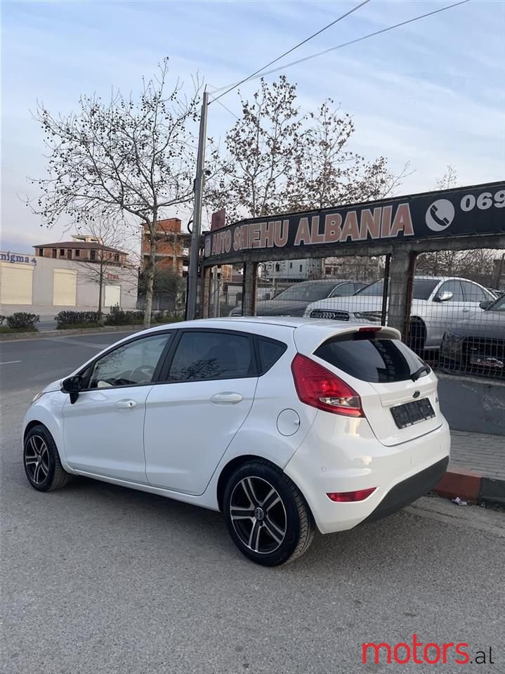 2013' Ford Fiesta photo #2