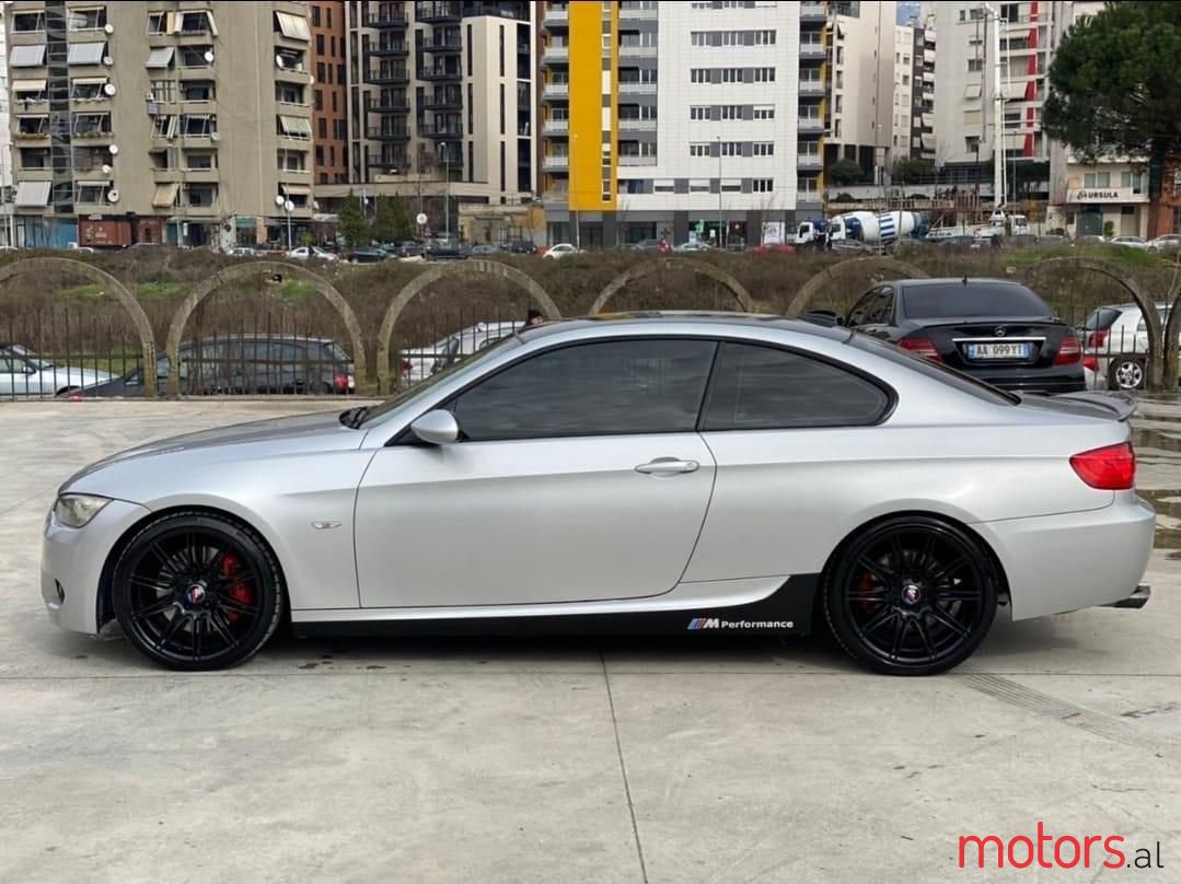 2009' BMW 330 photo #6