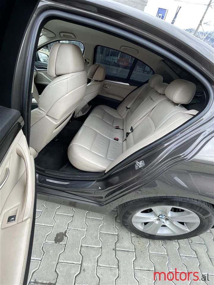 2011' BMW 530 photo #2