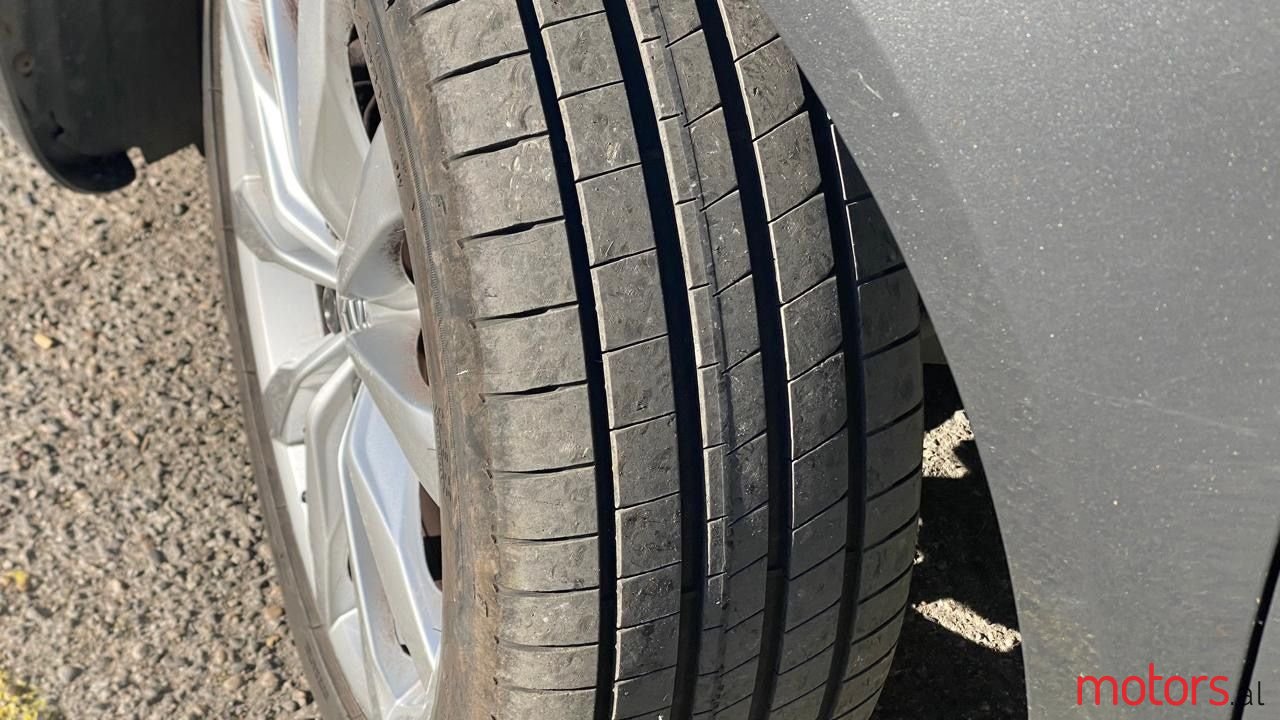 2011' Volkswagen Touran photo #3