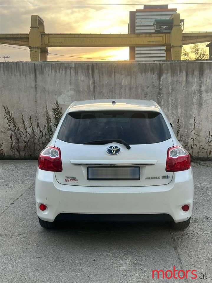 2011' Toyota Auris photo #1