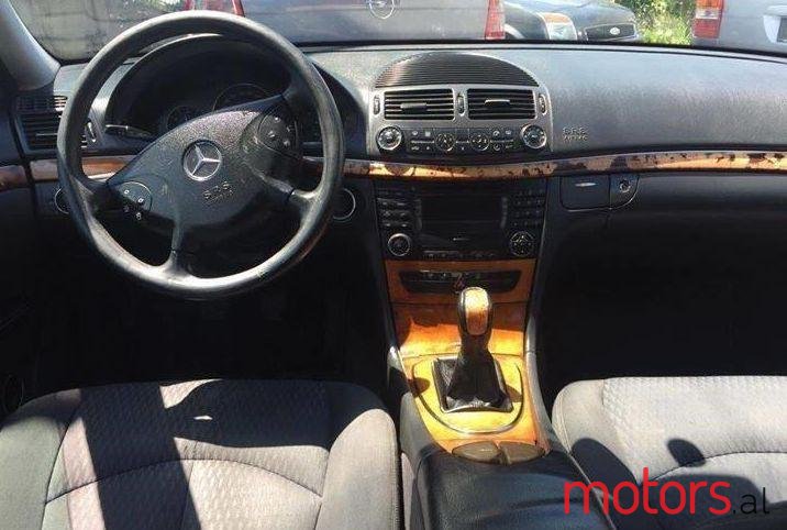 2003' Mercedes-Benz E 270 photo #2