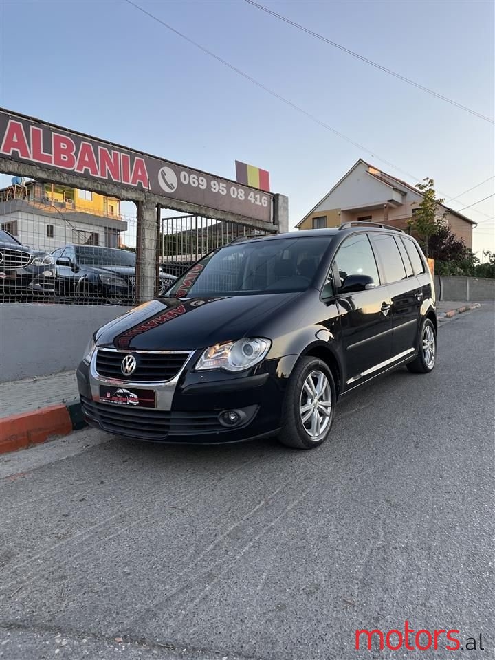 2009' Volkswagen Touran photo #2